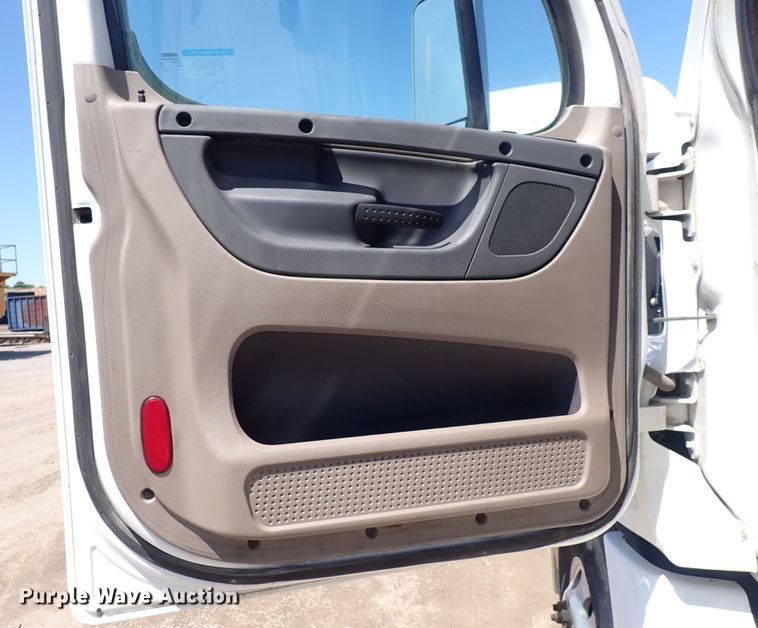 image for item DI1983 2012 Freightliner Cascadia  semi truck