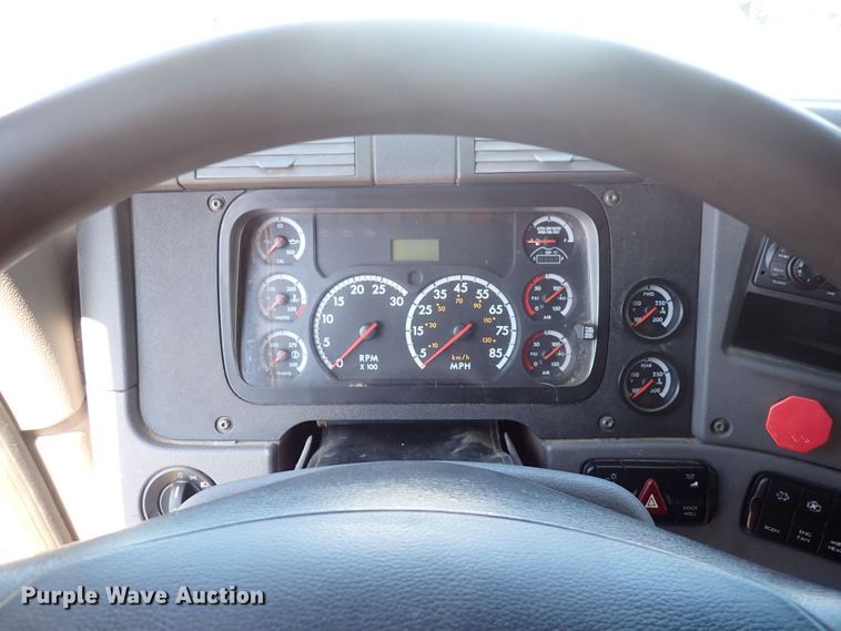 image for item DI1983 2012 Freightliner Cascadia  semi truck