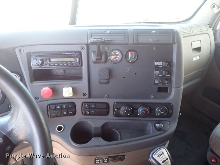 image for item DI1983 2012 Freightliner Cascadia  semi truck