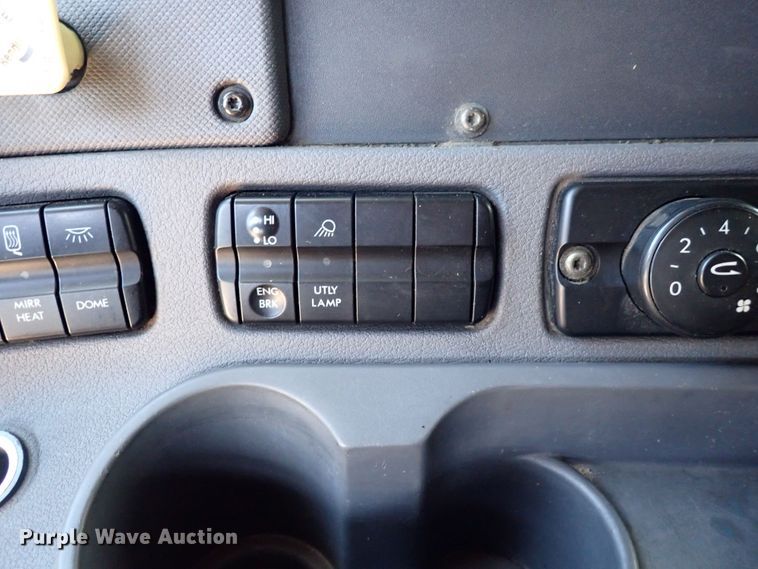 image for item DI1983 2012 Freightliner Cascadia  semi truck