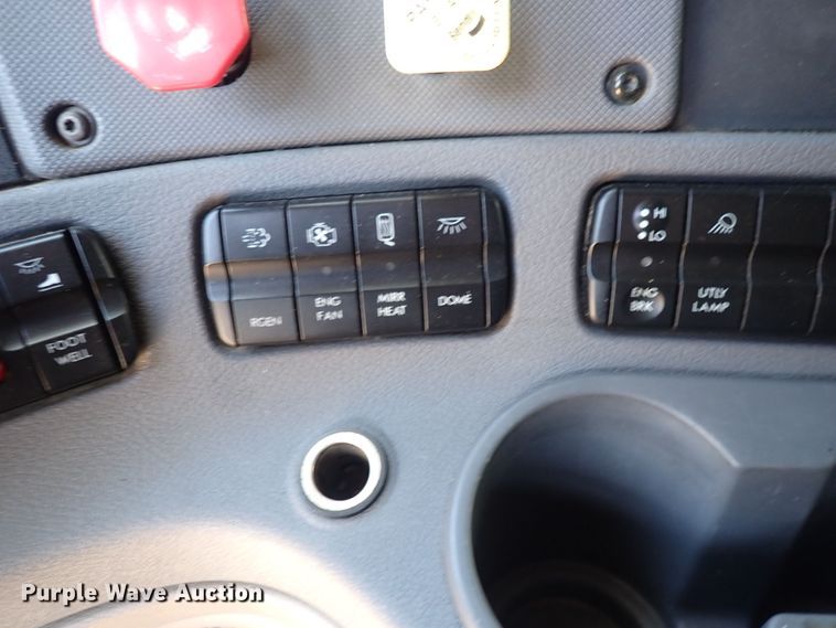 image for item DI1983 2012 Freightliner Cascadia  semi truck