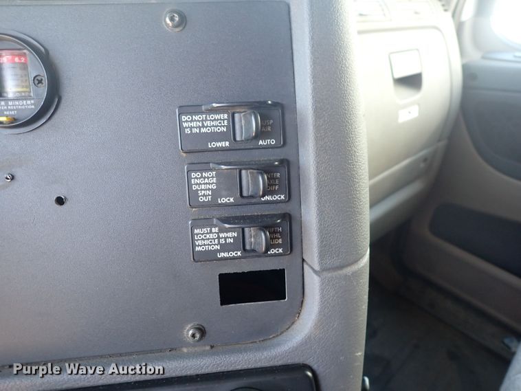 image for item DI1983 2012 Freightliner Cascadia  semi truck