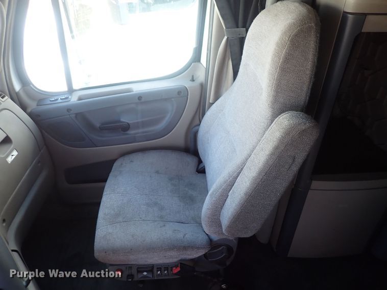 image for item DI1983 2012 Freightliner Cascadia  semi truck