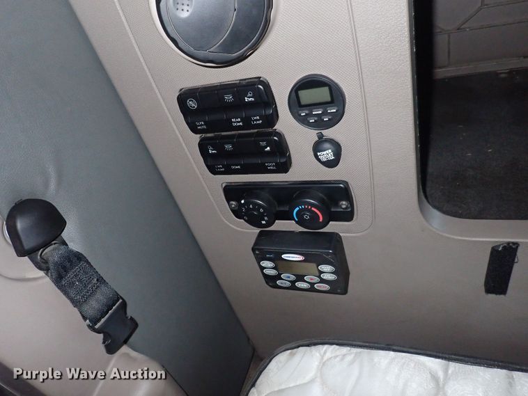 image for item DI1983 2012 Freightliner Cascadia  semi truck