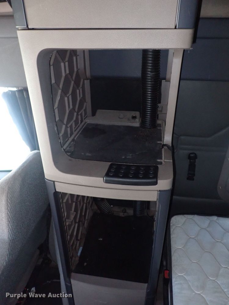 image for item DI1983 2012 Freightliner Cascadia  semi truck