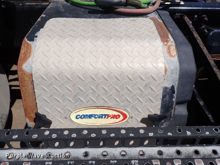 image for item DI1983 2012 Freightliner Cascadia  semi truck