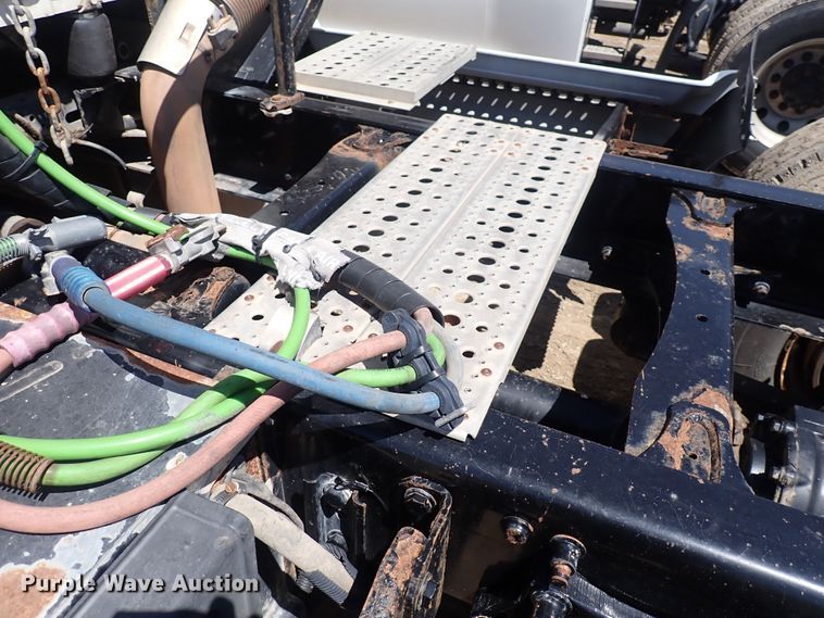 image for item DI1983 2012 Freightliner Cascadia  semi truck