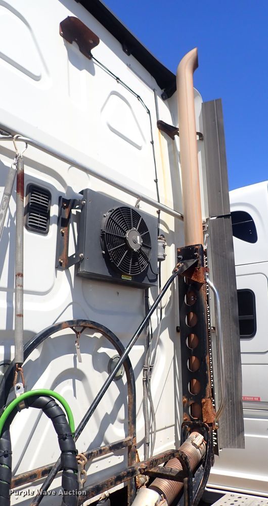 image for item DI1983 2012 Freightliner Cascadia  semi truck