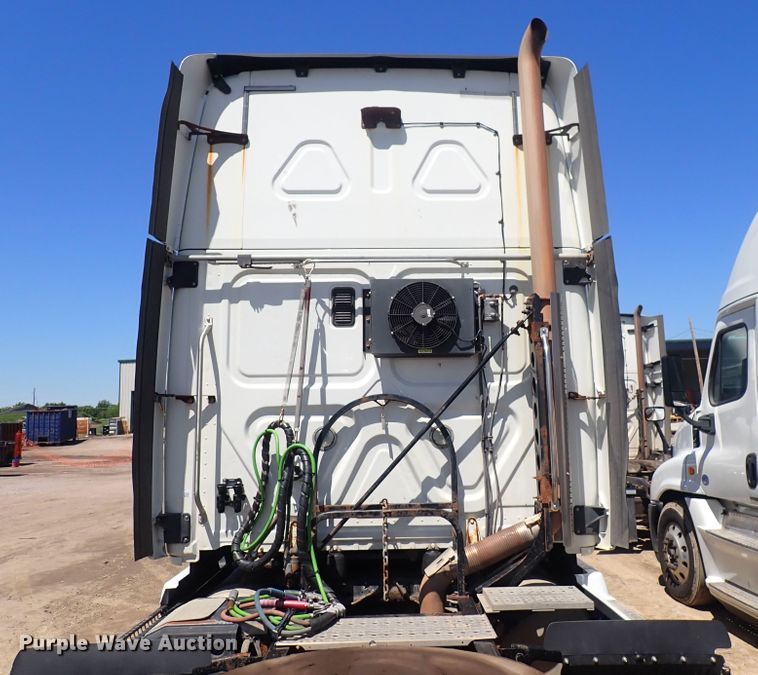 image for item DI1983 2012 Freightliner Cascadia  semi truck