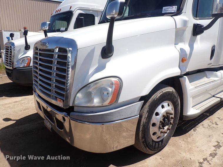image for item DI1983 2012 Freightliner Cascadia  semi truck