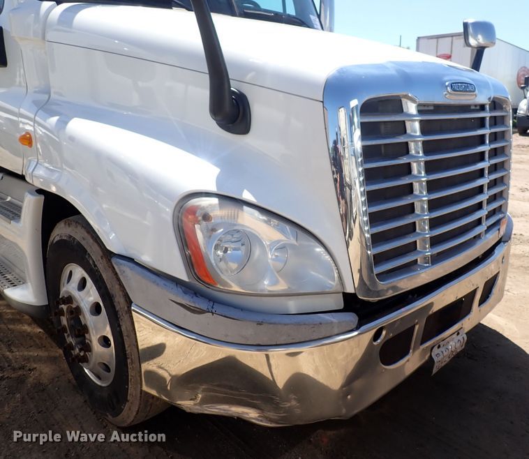 image for item DI1983 2012 Freightliner Cascadia  semi truck