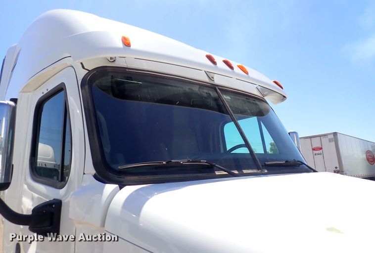 image for item DI1983 2012 Freightliner Cascadia  semi truck
