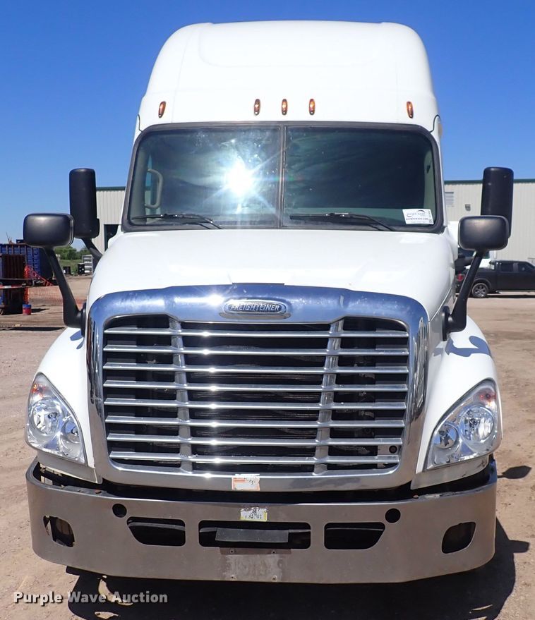 image for item DI1984 2016 Freightliner Cascadia  semi truck