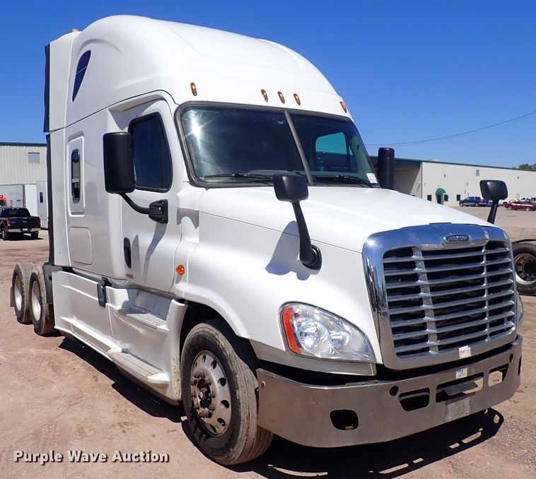 image for item DI1984 2016 Freightliner Cascadia  semi truck