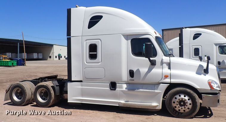 image for item DI1984 2016 Freightliner Cascadia  semi truck