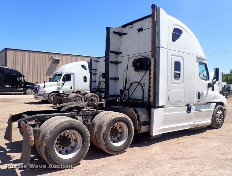 image for item DI1984 2016 Freightliner Cascadia  semi truck