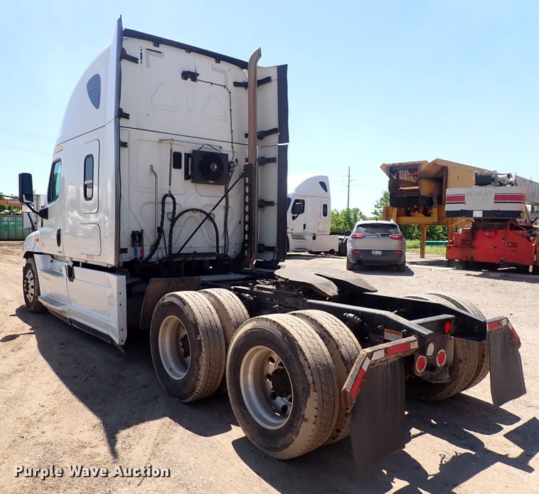 image for item DI1984 2016 Freightliner Cascadia  semi truck