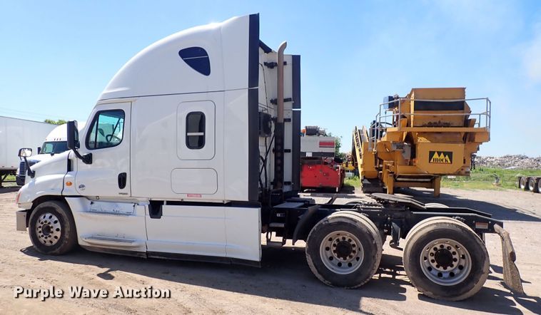 image for item DI1984 2016 Freightliner Cascadia  semi truck