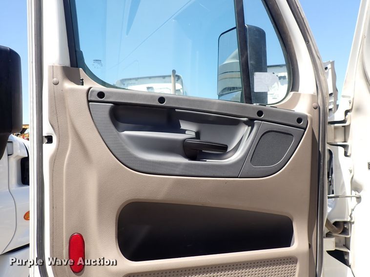 image for item DI1984 2016 Freightliner Cascadia  semi truck