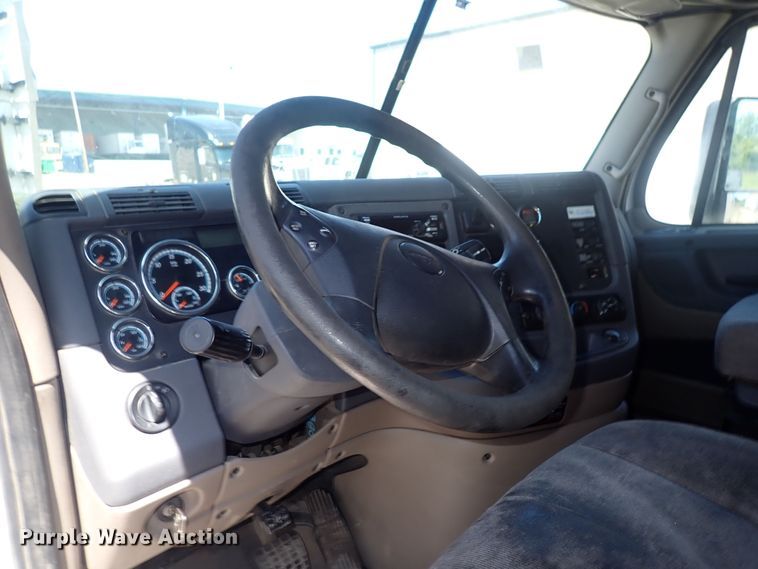 image for item DI1984 2016 Freightliner Cascadia  semi truck