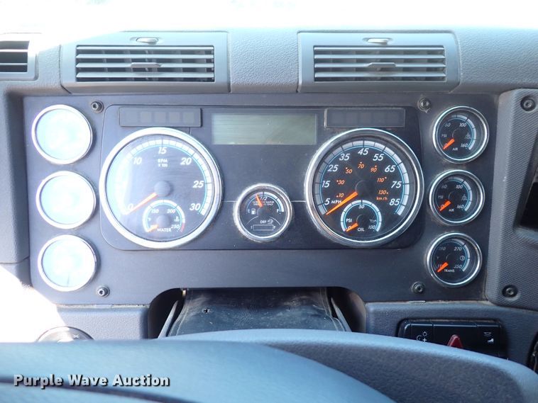 image for item DI1984 2016 Freightliner Cascadia  semi truck