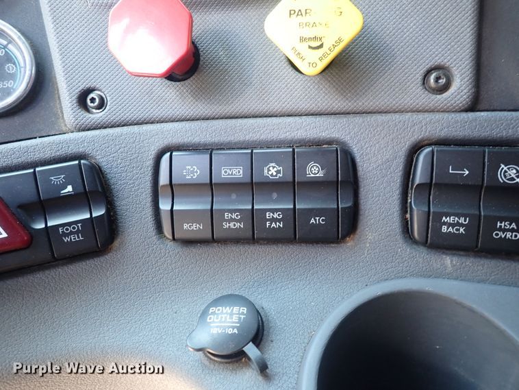 image for item DI1984 2016 Freightliner Cascadia  semi truck