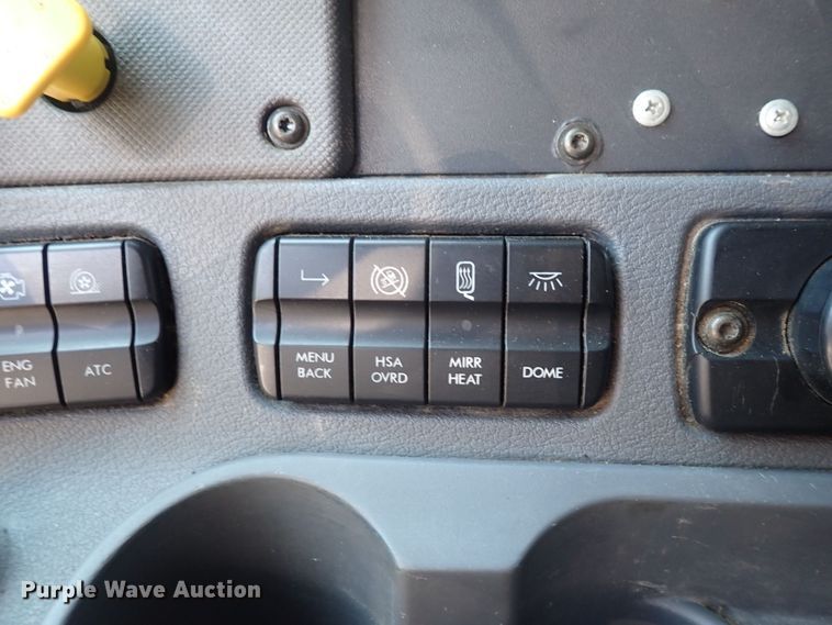 image for item DI1984 2016 Freightliner Cascadia  semi truck