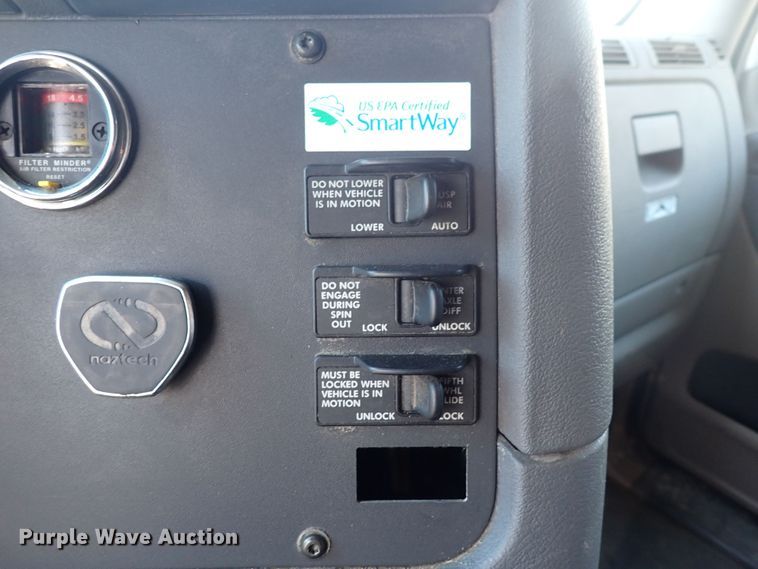 image for item DI1984 2016 Freightliner Cascadia  semi truck