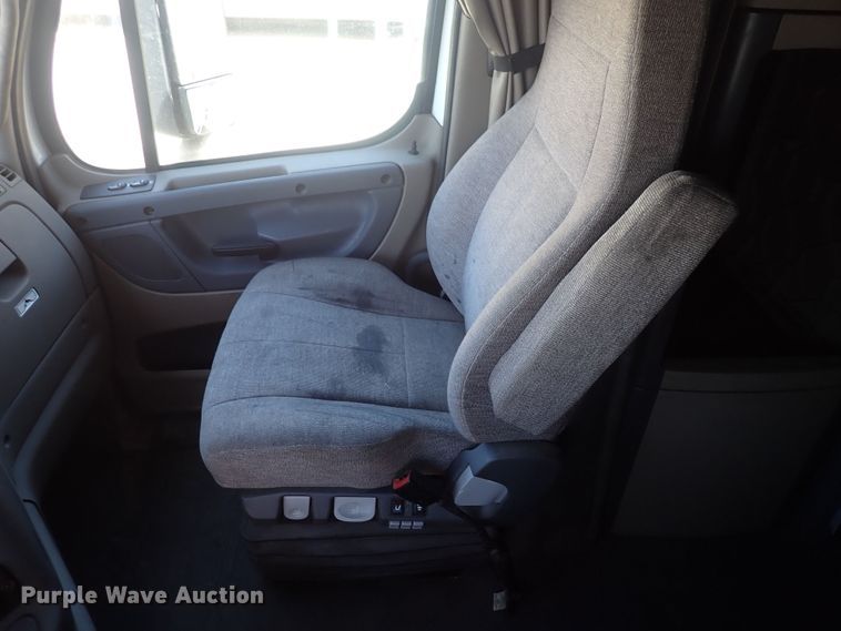 image for item DI1984 2016 Freightliner Cascadia  semi truck