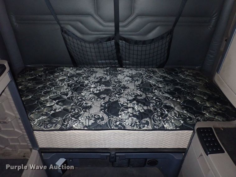 image for item DI1984 2016 Freightliner Cascadia  semi truck