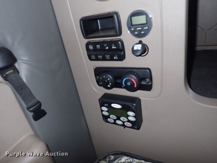 image for item DI1984 2016 Freightliner Cascadia  semi truck