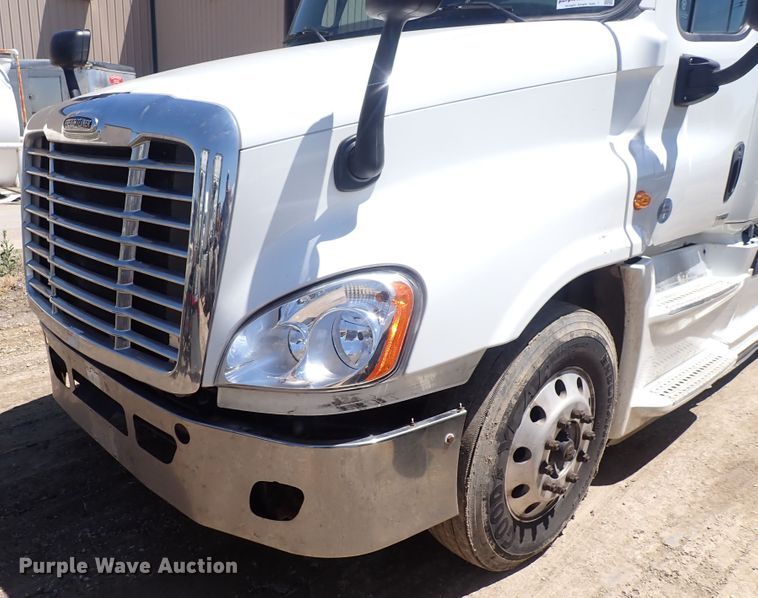 image for item DI1984 2016 Freightliner Cascadia  semi truck