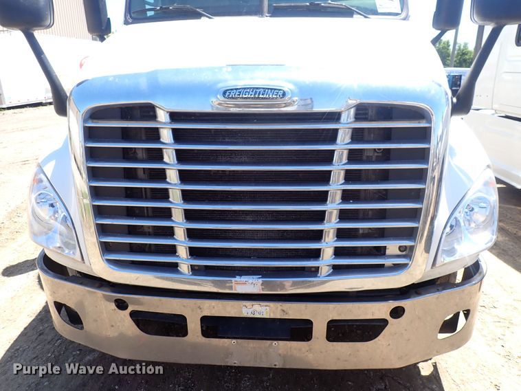 image for item DI1984 2016 Freightliner Cascadia  semi truck