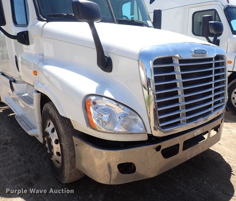 image for item DI1984 2016 Freightliner Cascadia  semi truck
