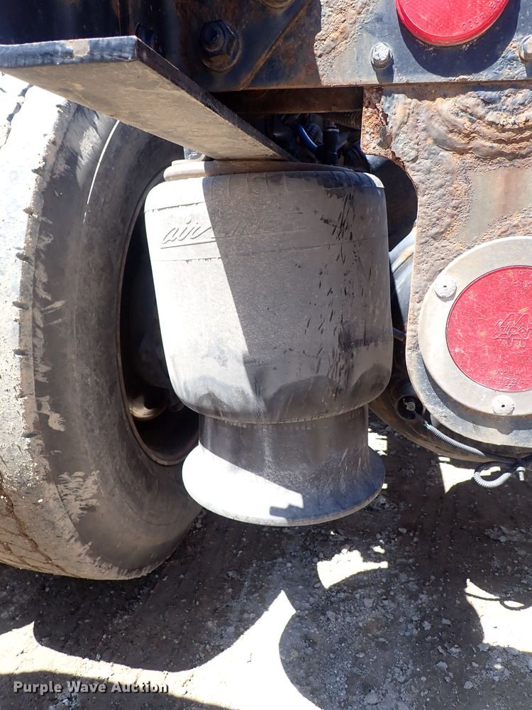 image for item DI1984 2016 Freightliner Cascadia  semi truck