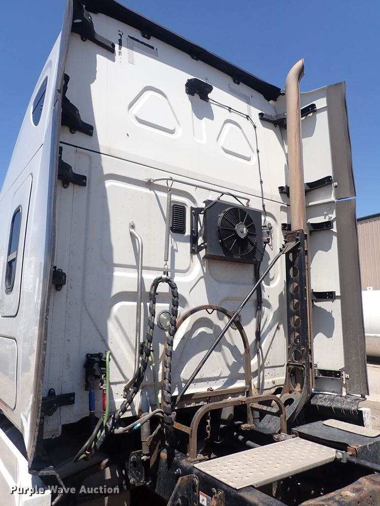 image for item DI1984 2016 Freightliner Cascadia  semi truck