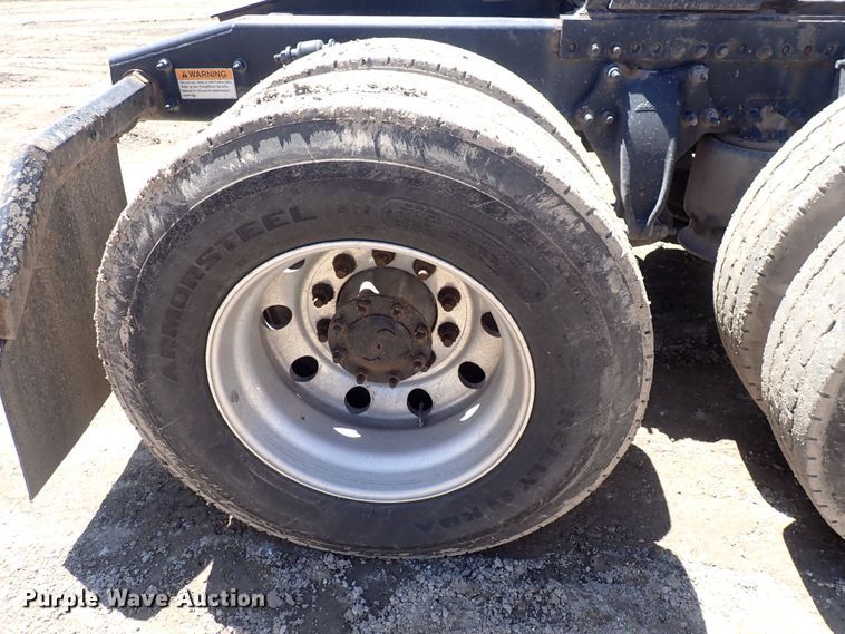 image for item DI1984 2016 Freightliner Cascadia  semi truck