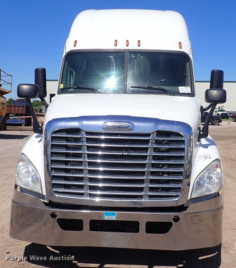 image for item DI1987 2016 Freightliner Cascadia  semi truck