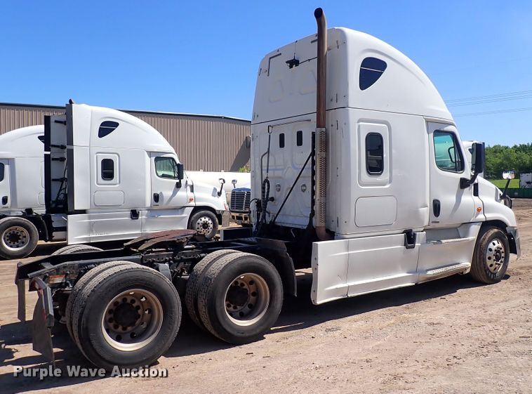 image for item DI1987 2016 Freightliner Cascadia  semi truck