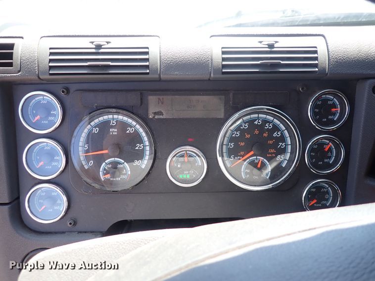 image for item DI1987 2016 Freightliner Cascadia  semi truck