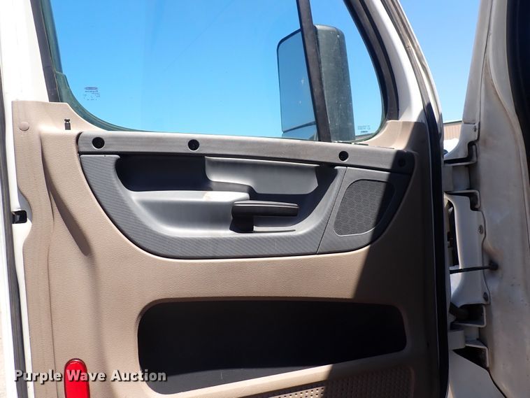 image for item DI1987 2016 Freightliner Cascadia  semi truck