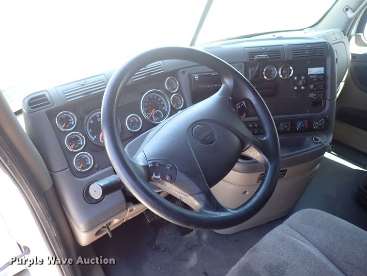 image for item DI1987 2016 Freightliner Cascadia  semi truck