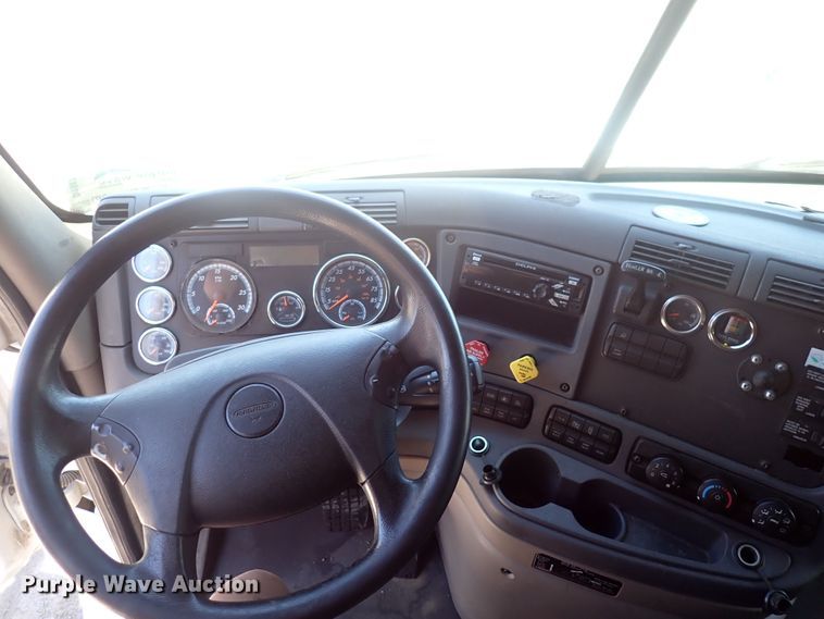 image for item DI1987 2016 Freightliner Cascadia  semi truck