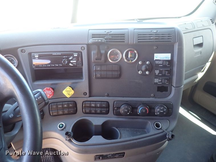 image for item DI1987 2016 Freightliner Cascadia  semi truck