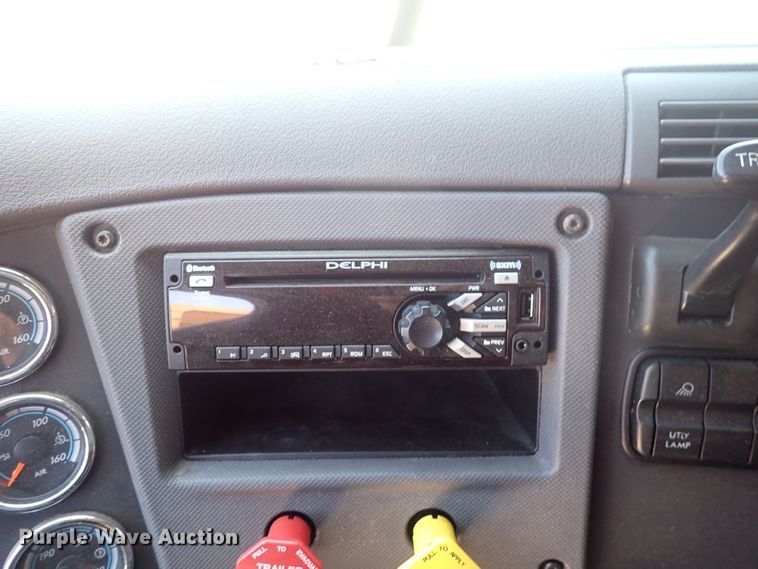 image for item DI1987 2016 Freightliner Cascadia  semi truck