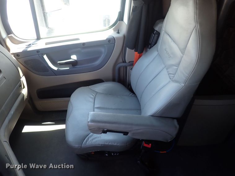 image for item DI1987 2016 Freightliner Cascadia  semi truck