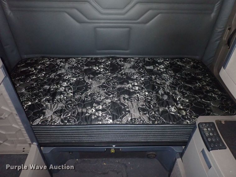 image for item DI1987 2016 Freightliner Cascadia  semi truck