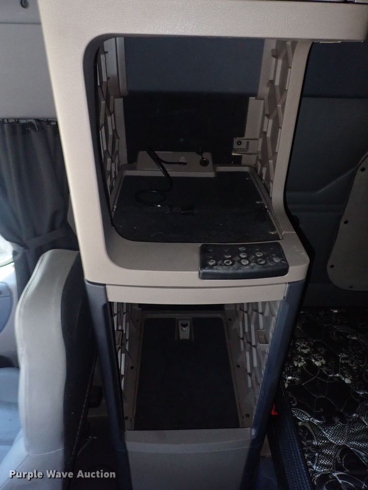 image for item DI1987 2016 Freightliner Cascadia  semi truck