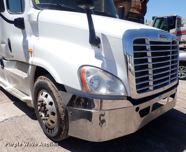 image for item DI1987 2016 Freightliner Cascadia  semi truck