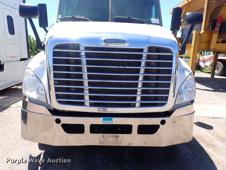 image for item DI1987 2016 Freightliner Cascadia  semi truck